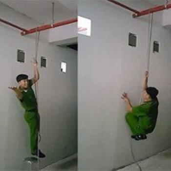Chiến sĩ công an hướng dẫn kỹ năng thoát hiểm khi gặp hỏa hoạn ở các tòa nhà cao tầng bằng một sợi dây thừng