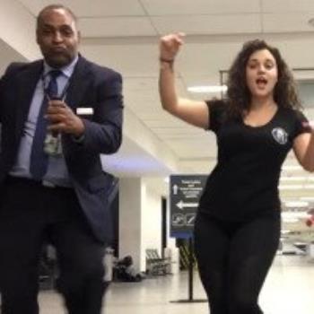 Bỏ lỡ chuyến bay thay vì tức giận, cô gái quay video khiêu vũ xuyên màn đêm tại sân bay