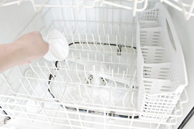 
                        Chiếc máy rửa bát đĩa nhà bạn sẽ không còn mùi khó chịu với những thao tác sau
                     3