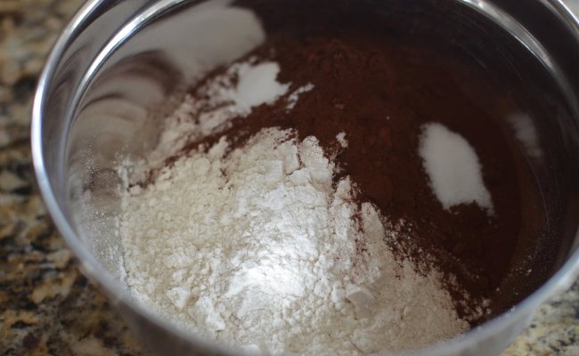 
                        Cách làm bánh Trung thu tiramisu cacao siêu đơn giản
                     3