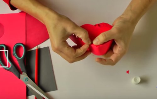 
                        Cách làm hộp trái tim đựng quà 20 – 10 độc đáo
                     3
