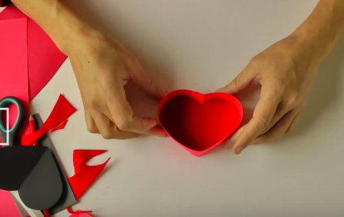 
                        Cách làm hộp trái tim đựng quà 20 – 10 độc đáo
                     4