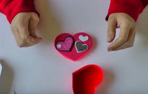 
                        Cách làm hộp trái tim đựng quà 20 – 10 độc đáo
                     10