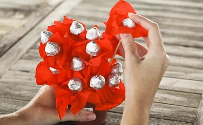 
                        Cách làm chậu hoa chocolate lãng mạn tặng bạn gái nhân ngày 20 – 10
                     4