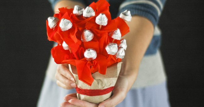 
                        Cách làm chậu hoa chocolate lãng mạn tặng bạn gái nhân ngày 20 – 10
                     5