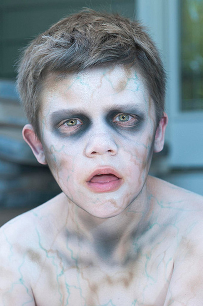 
                        Hướng dẫn hóa trang thành Zombie kinh dị trong ngày Halloween
                     0