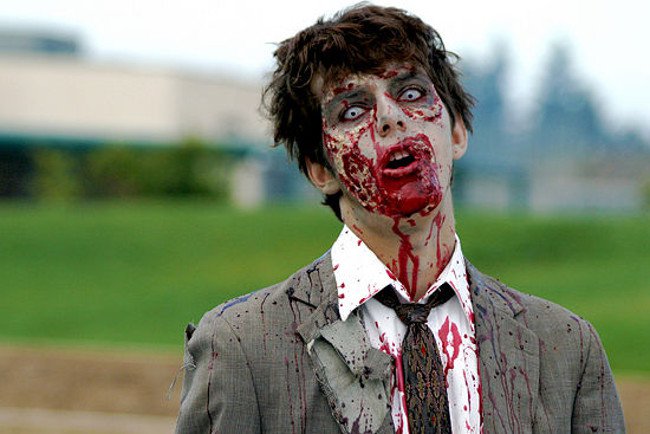 
                        Hướng dẫn hóa trang thành Zombie kinh dị trong ngày Halloween
                     5