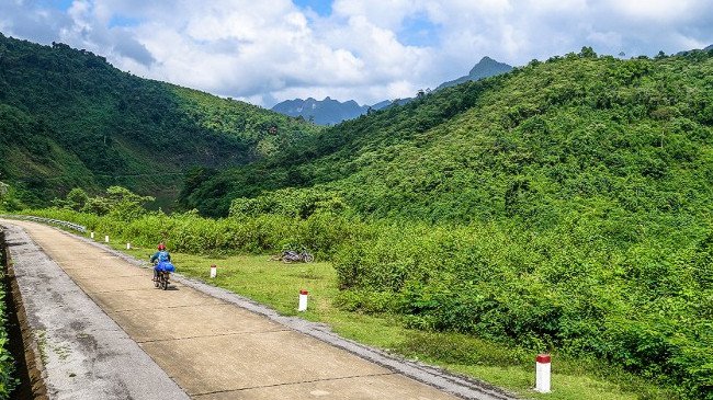 
                        Hành trình khám phá lịch sử và văn hóa Việt Nam bằng xe máy
                     12