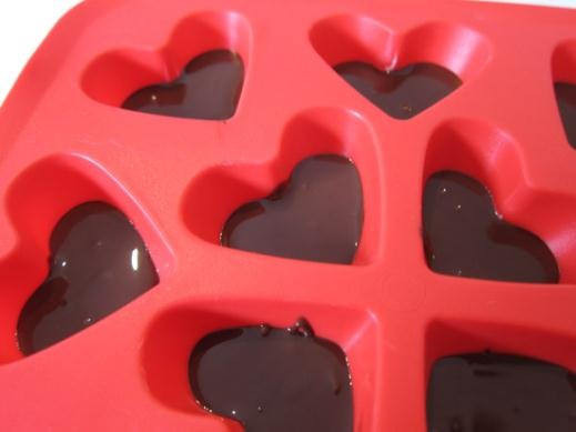 
                        Hướng dẫn làm socola cực đơn giản tặng chàng vào ngày Valentine
                     4