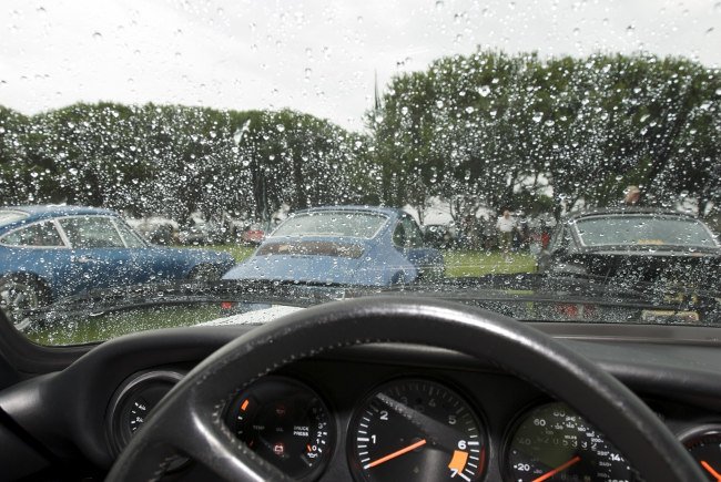 
                        Cách xử lý kính mờ, gương nhòe cho các tài xế khi đi ô tô trời mưa
                     0