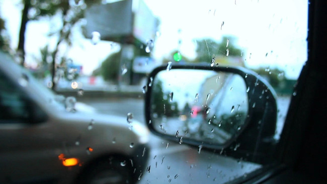 
                        Cách xử lý kính mờ, gương nhòe cho các tài xế khi đi ô tô trời mưa
                     1