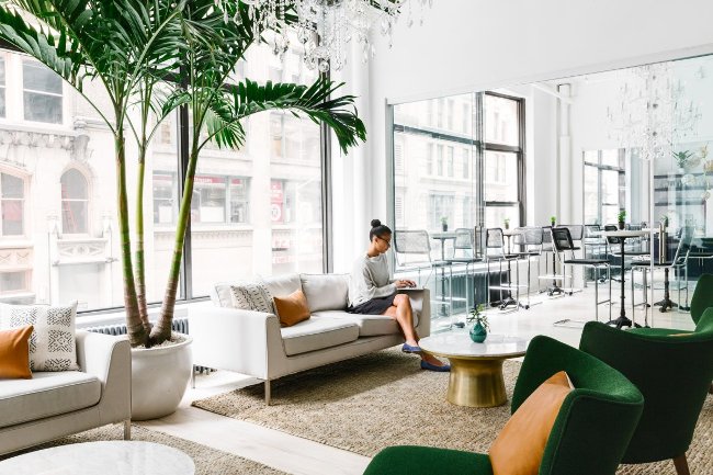 
                        Khám phá bên trong trụ sở mới của startup chuyên thiết kế nội thất Homepolish ở New York
                     2