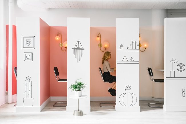 
                        Khám phá bên trong trụ sở mới của startup chuyên thiết kế nội thất Homepolish ở New York
                     3