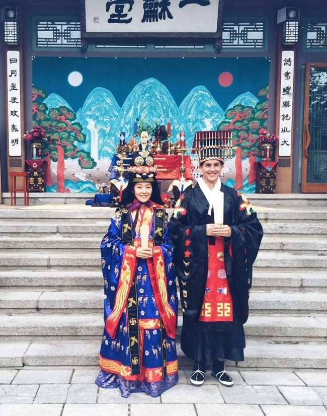 
                        Ngắm nhìn trang phục cưới truyền thống của các nước trên thế giới
                     15