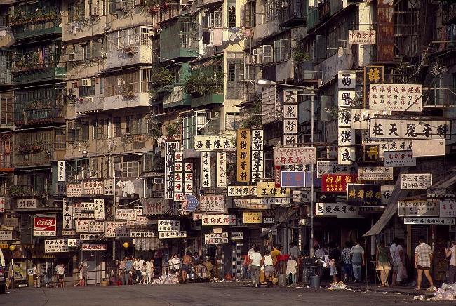 
                        Bộ ảnh lột tả cuộc sống của người lao động nghèo ở Hồng Kông vào những năm 90
                     2