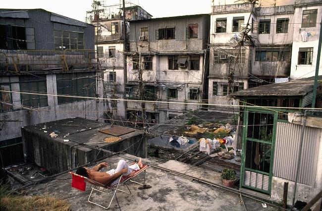 
                        Bộ ảnh lột tả cuộc sống của người lao động nghèo ở Hồng Kông vào những năm 90
                     3