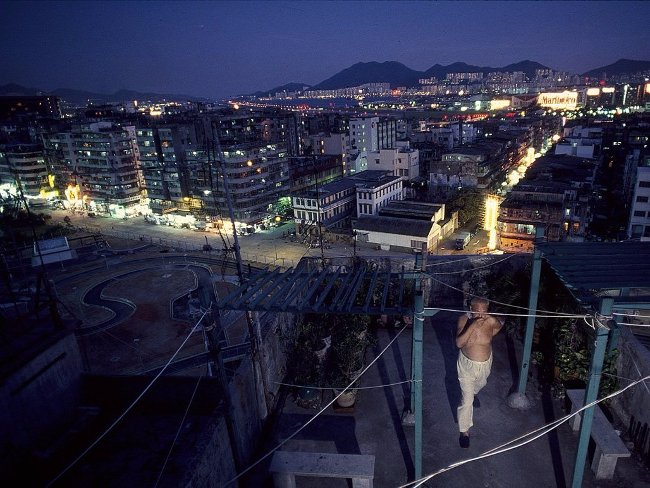 
                        Bộ ảnh lột tả cuộc sống của người lao động nghèo ở Hồng Kông vào những năm 90
                     4