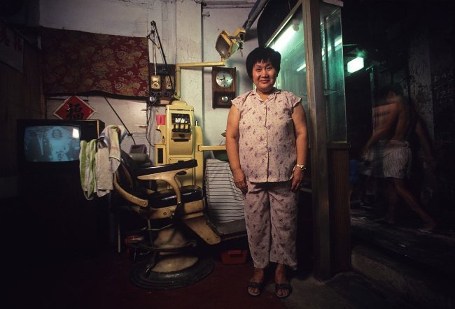 
                        Bộ ảnh lột tả cuộc sống của người lao động nghèo ở Hồng Kông vào những năm 90
                     7