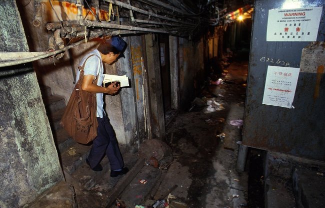 
                        Bộ ảnh lột tả cuộc sống của người lao động nghèo ở Hồng Kông vào những năm 90
                     9