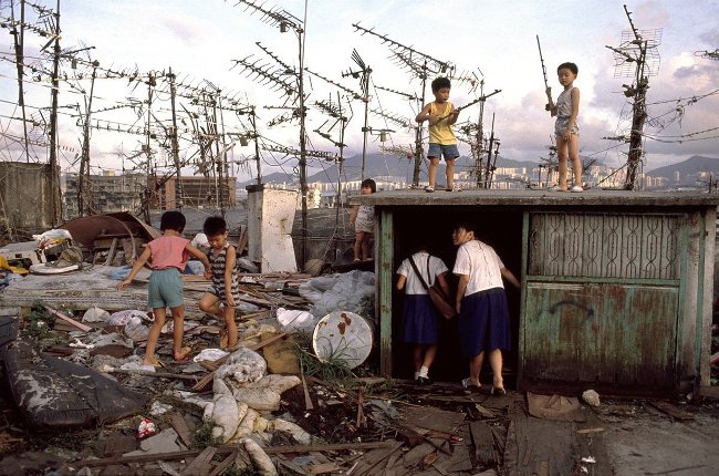 
                        Bộ ảnh lột tả cuộc sống của người lao động nghèo ở Hồng Kông vào những năm 90
                     10