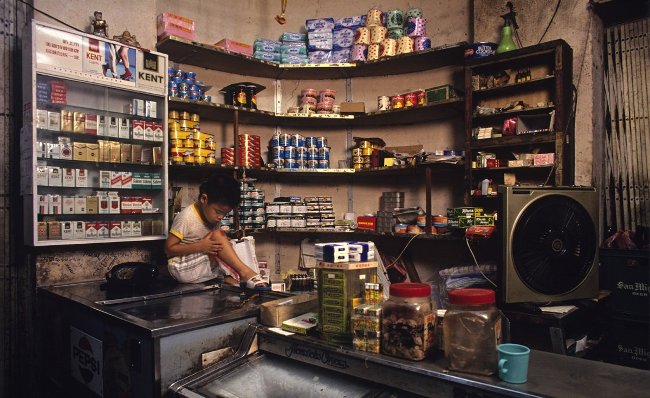 
                        Bộ ảnh lột tả cuộc sống của người lao động nghèo ở Hồng Kông vào những năm 90
                     11