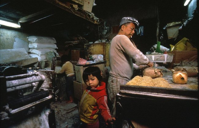 
                        Bộ ảnh lột tả cuộc sống của người lao động nghèo ở Hồng Kông vào những năm 90
                     12