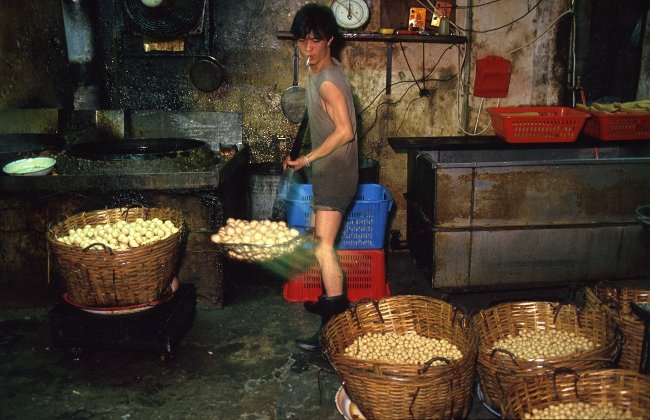 
                        Bộ ảnh lột tả cuộc sống của người lao động nghèo ở Hồng Kông vào những năm 90
                     13