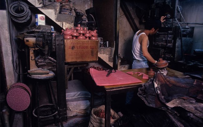 
                        Bộ ảnh lột tả cuộc sống của người lao động nghèo ở Hồng Kông vào những năm 90
                     15