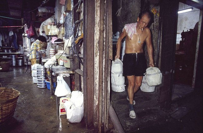 
                        Bộ ảnh lột tả cuộc sống của người lao động nghèo ở Hồng Kông vào những năm 90
                     17