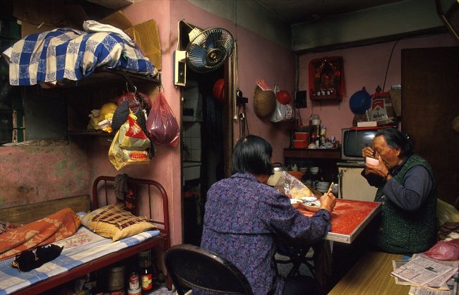 
                        Bộ ảnh lột tả cuộc sống của người lao động nghèo ở Hồng Kông vào những năm 90
                     18
