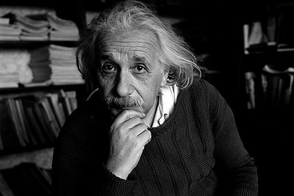 
                        Albert Einstein đánh đổi hạnh phúc để trở thành thiên tài thế giới!
                     5