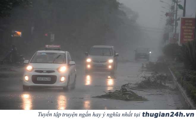 Những nguyên tắc đi lại trên đường để đảm bảo an toàn trong ngày mưa bão 3