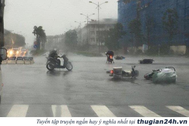 Những nguyên tắc đi lại trên đường để đảm bảo an toàn trong ngày mưa bão 4
